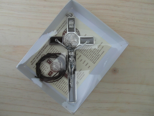 Amuleto Cruz San Benito Esmalte 11cmx6cm.